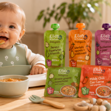 baby in kinderstoel met een schaaltje groentepuree en een zachte lepel