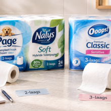 rollen toiletpapier van twee en drie lagen naast elkaar op een lichte ondergrond