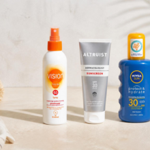 verschillende zonnebrandproducten met SPF 30 en SPF 50 op een lichte ondergrond